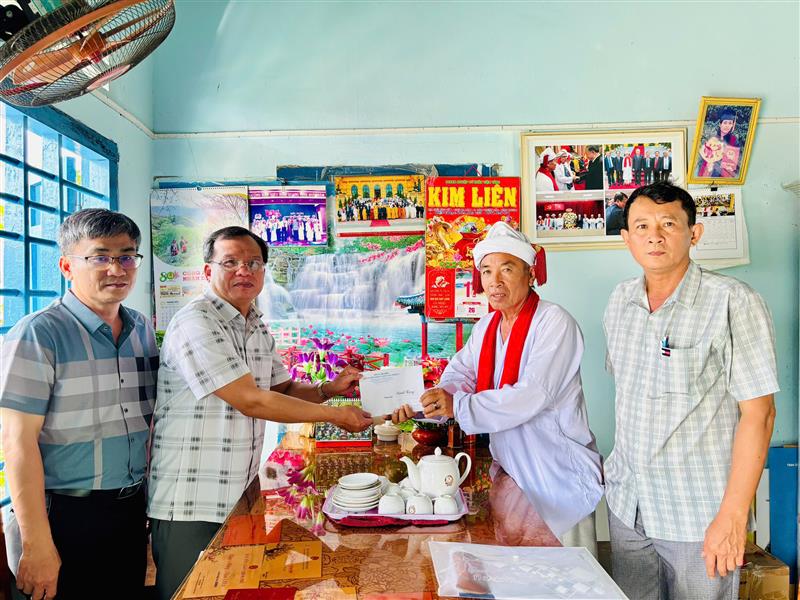 Thăm, chúc Tết sư cả Thông Minh Toàn, Phó Chủ tịch Hội đồng chức sắc Bàlamôn giáo tỉnh tại xã Hàm Thuận Bắc. Thăm, chúc Tết sư cả Thông Minh Toàn, Phó Chủ tịch Hội đồng chức sắc Bàlamôn giáo tỉnh tại xã Hàm Thuận Bắc.