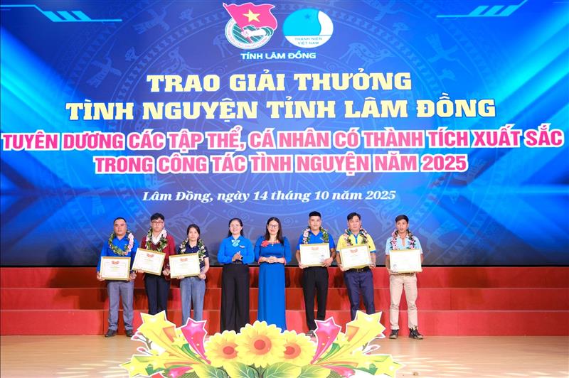 Trao Giải thưởng Tình nguyện cấp tỉnh năm 2025 cho những cá nhân tiêu biểu Trao Giải thưởng Tình nguyện cấp tỉnh năm 2025 cho những cá nhân tiêu biểu