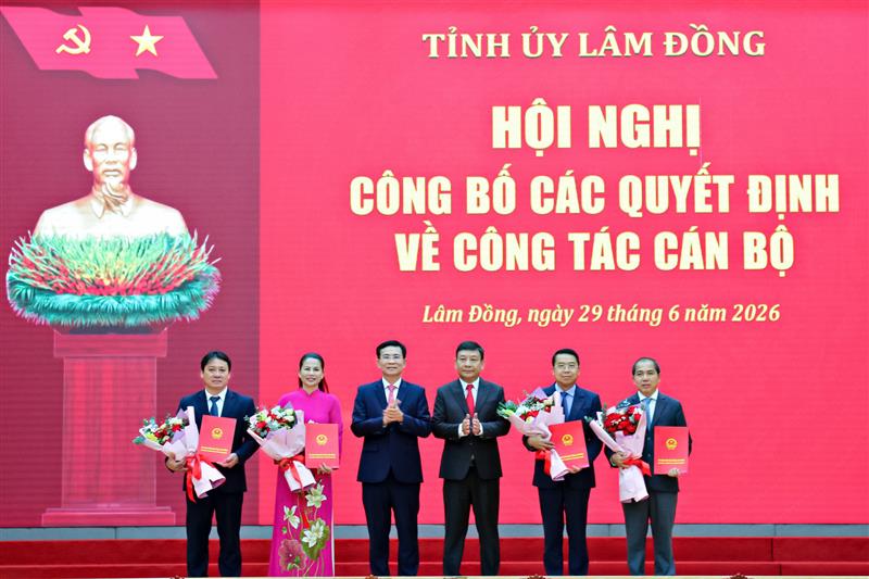 Đồng chí Hồ Văn Mười, Ủy viên Ban Chấp hành Trung ương Đảng, Phó Bí thư Tỉnh ủy, Chủ tịch UBND tỉnh Lâm Đồng và đồng chí Bùi Thắng, Phó Bí thư Tỉnh ủy trao quyết định, tặng hoa chúc mừng các đồng chí cán bộ được bổ nhiệm, luân chuyển Đồng chí Hồ Văn Mười, Ủy viên Ban Chấp hành Trung ương Đảng, Phó Bí thư Tỉnh ủy, Chủ tịch UBND tỉnh Lâm Đồng và đồng chí Bùi Thắng, Phó Bí thư Tỉnh ủy trao quyết định, tặng hoa chúc mừng các đồng chí cán bộ được bổ nhiệm, luân chuyển