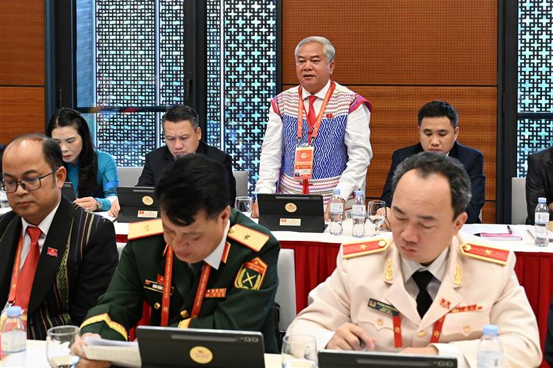 Các đại biểu trong Đoàn đại biểu Đảng bộ tỉnh Lâm Đồng tham gia thảo luận Các đại biểu trong Đoàn đại biểu Đảng bộ tỉnh Lâm Đồng tham gia thảo luận