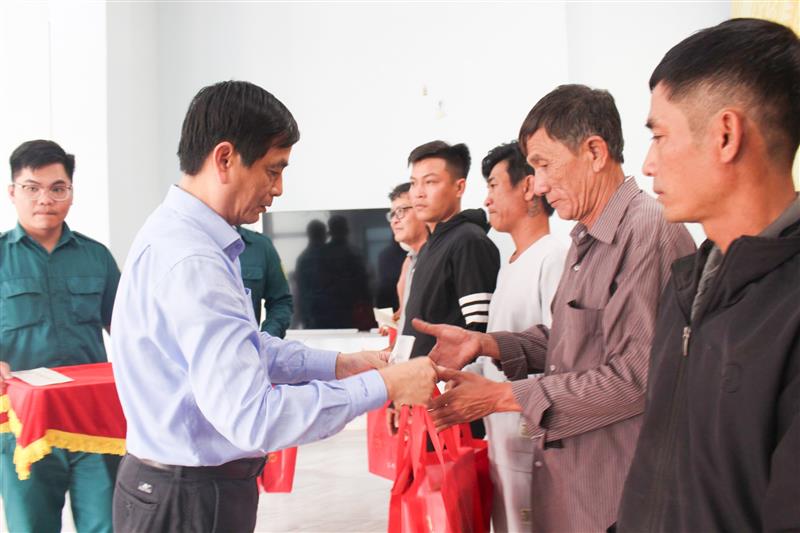 Trưởng Ban Tuyên giáo và Dân vận Tỉnh ủy thăm hỏi, tặng quà cho hộ nghèo, người dân bị ảnh hưởng bởi lụt bão. Ảnh: Báo Lâm Đồng điện tử. Trưởng Ban Tuyên giáo và Dân vận Tỉnh ủy thăm hỏi, tặng quà cho hộ nghèo, người dân bị ảnh hưởng bởi lụt bão. Ảnh: Báo Lâm Đồng điện tử.