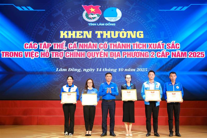 Tặng bằng khen cho các tập thể tiêu biểu trong hỗ trợ chính quyền địa phương 2 cấp Tặng bằng khen cho các tập thể tiêu biểu trong hỗ trợ chính quyền địa phương 2 cấp