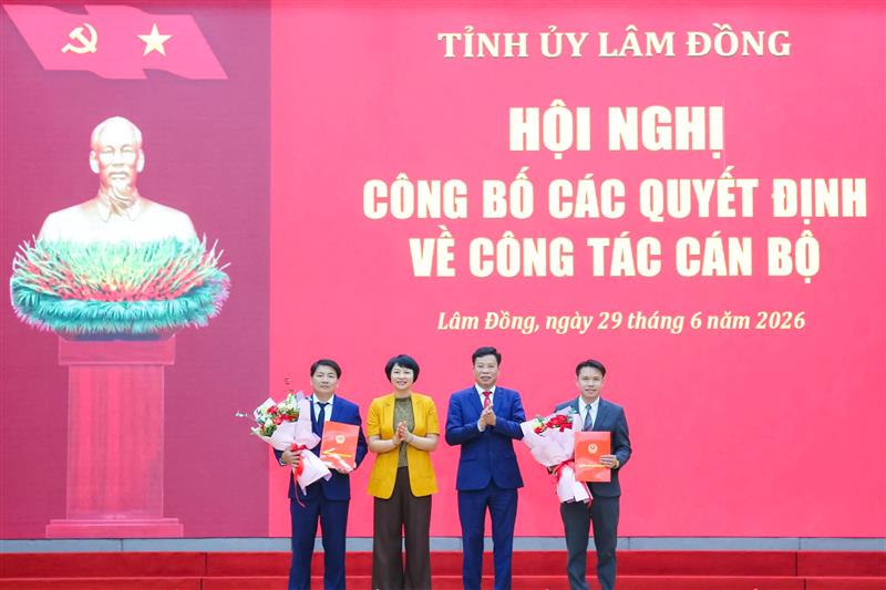 Đồng chí Lưu Văn Trung, Phó Bí thư Tỉnh ủy, Chủ tịch HĐND tỉnh và đồng chí Phạm Thị Phúc, Phó Bí thư Tỉnh ủy, Chủ tịch Ủy ban MTTQ Việt Nam tỉnh trao quyết định bổ nhiệm, luân chuyển cán bộ Đồng chí Lưu Văn Trung, Phó Bí thư Tỉnh ủy, Chủ tịch HĐND tỉnh và đồng chí Phạm Thị Phúc, Phó Bí thư Tỉnh ủy, Chủ tịch Ủy ban MTTQ Việt Nam tỉnh trao quyết định bổ nhiệm, luân chuyển cán bộ