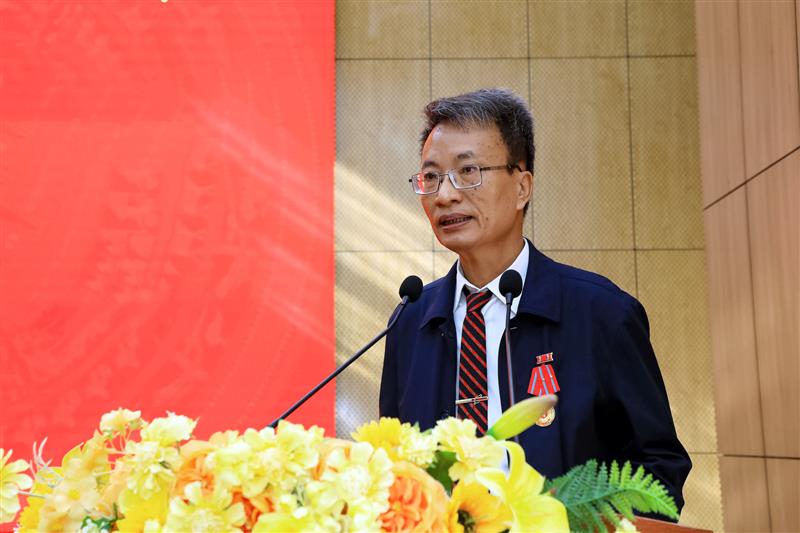 Đồng chí Huỳnh Thái Dương, nguyên Phó Trưởng Ban Tuyên giáo và Dân vận Tỉnh ủy Bình Thuận bày tỏ xúc động tại buổi lễ trao tặng Huân chương Lao động Đồng chí Huỳnh Thái Dương, nguyên Phó Trưởng Ban Tuyên giáo và Dân vận Tỉnh ủy Bình Thuận bày tỏ xúc động tại buổi lễ trao tặng Huân chương Lao động