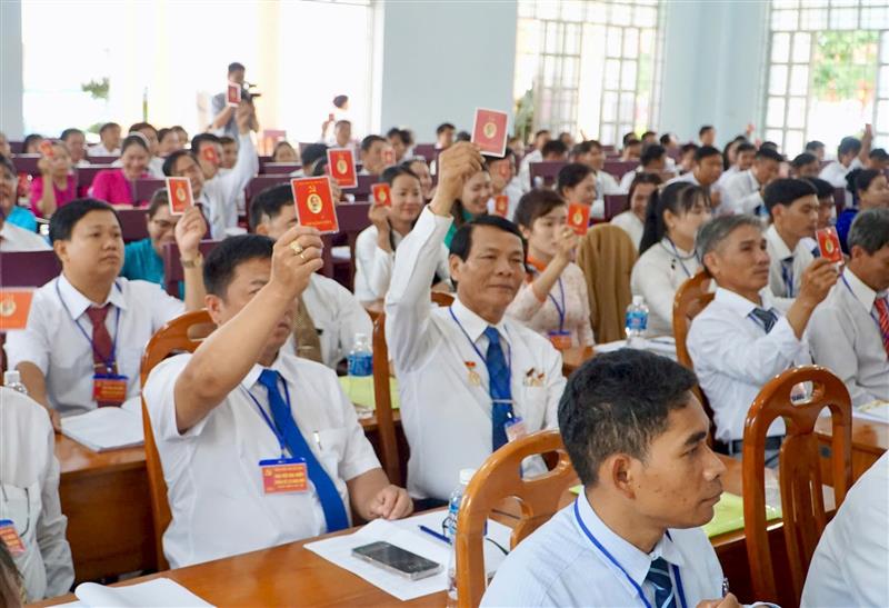 Đại biểu biểu quyết thông qua chỉ tiêu Nghị quyết Đại hội Đại biểu biểu quyết thông qua chỉ tiêu Nghị quyết Đại hội