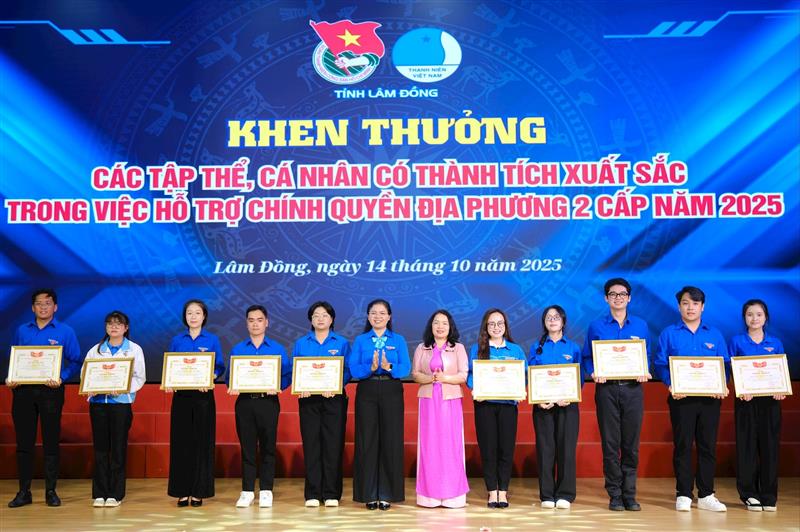 Các cá nhân được khen thưởng vì đóng góp tích cực trong công tác hỗ trợ chính quyền địa phương 2 cấp Các cá nhân được khen thưởng vì đóng góp tích cực trong công tác hỗ trợ chính quyền địa phương 2 cấp