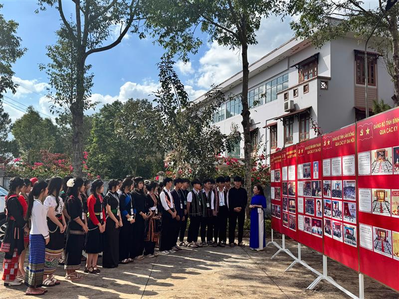 Nghe giới thiệu về truyền thống vẻ vang của Đảng Cộng sản Việt Nam và Đảng bộ tỉnh Lâm Đồng. Nghe giới thiệu về truyền thống vẻ vang của Đảng Cộng sản Việt Nam và Đảng bộ tỉnh Lâm Đồng.