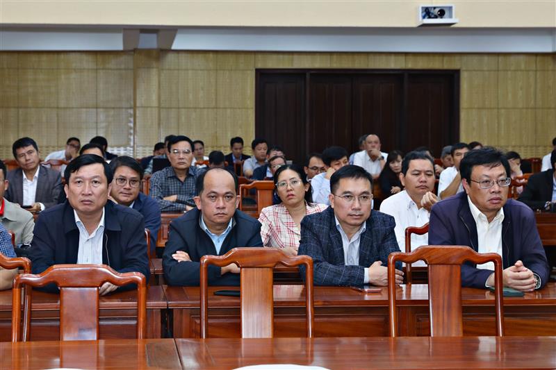 Lãnh đạo các sở, ngành, địa phương tham dự hội nghị Lãnh đạo các sở, ngành, địa phương tham dự hội nghị