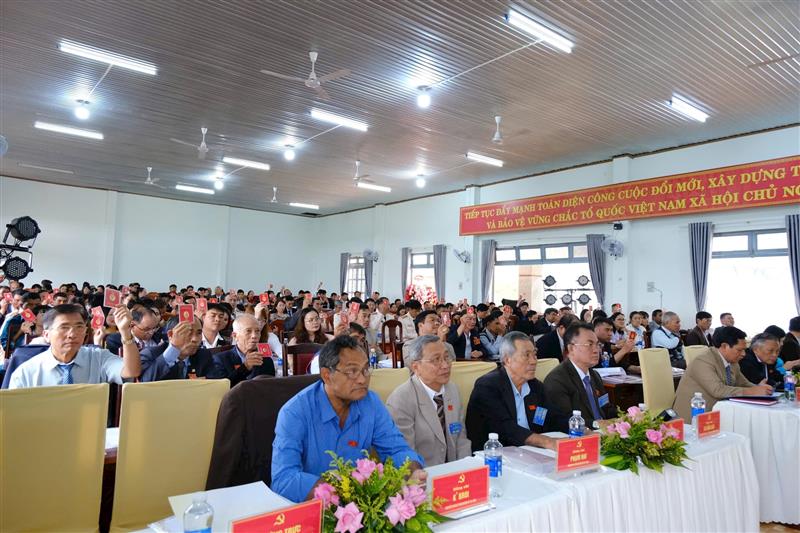 Đại biểu biểu quyết thông qua các nội dung của Đại hội Đại biểu biểu quyết thông qua các nội dung của Đại hội