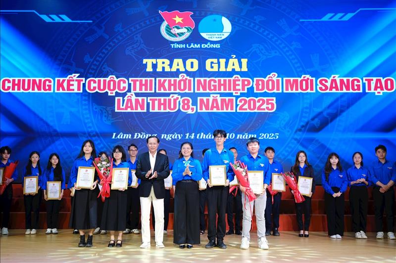 Trao giải Nhì cho các dự án khởi nghiệp tiềm năng Trao giải Nhì cho các dự án khởi nghiệp tiềm năng