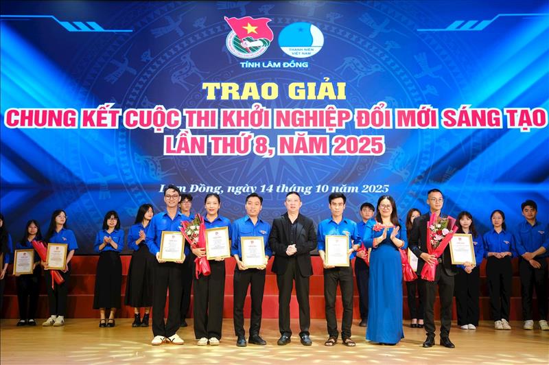 Ban Tổ chức trao Giải Ba cho các đội thi có ý tưởng nổi bật Ban Tổ chức trao Giải Ba cho các đội thi có ý tưởng nổi bật
