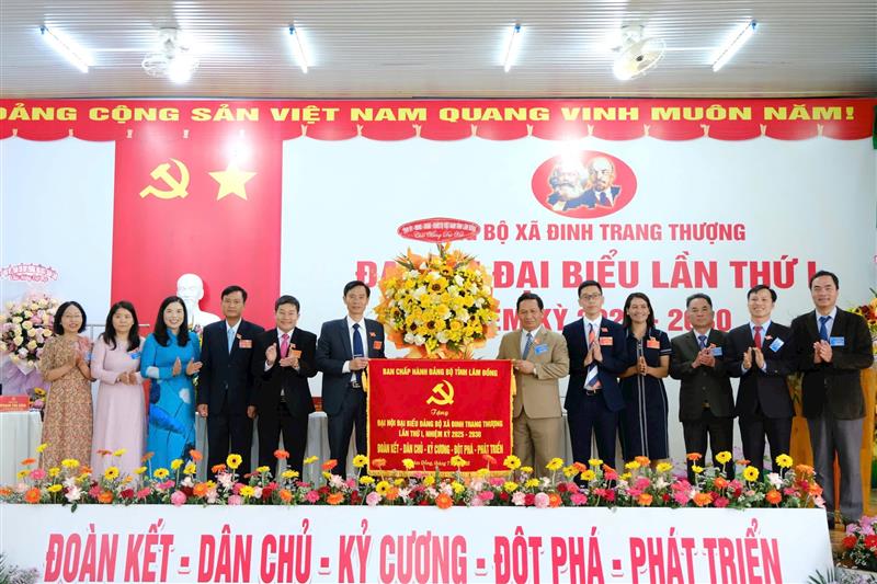 Đồng chí K' Mák, Ủy viên Ban Thường vụ Tỉnh ủy, Phó Chủ tịch HĐND tỉnh Lâm Đồng tặng hoa và bức trướng của Ban Chấp hành Đảng bộ tỉnh Lâm Đồng chúc mừng Đại hội Đồng chí K' Mák, Ủy viên Ban Thường vụ Tỉnh ủy, Phó Chủ tịch HĐND tỉnh Lâm Đồng tặng hoa và bức trướng của Ban Chấp hành Đảng bộ tỉnh Lâm Đồng chúc mừng Đại hội
