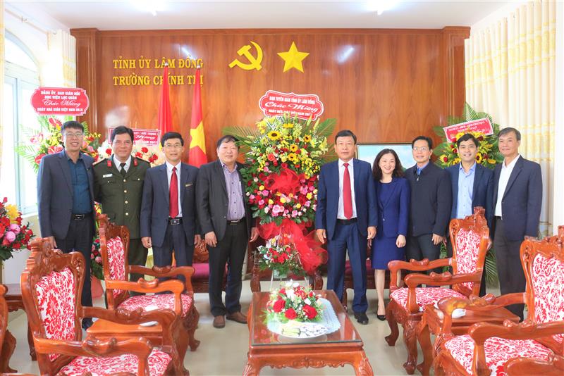 Đồng chí Bùi Thắng - Ủy viên Ban Thường vụ Tỉnh ủy, Trưởng Ban Tuyên giáo Tỉnh ủy tặng hoa chúc mừng Trường Chính trị tỉnh. Đồng chí Bùi Thắng - Ủy viên Ban Thường vụ Tỉnh ủy, Trưởng Ban Tuyên giáo Tỉnh ủy tặng hoa chúc mừng Trường Chính trị tỉnh.