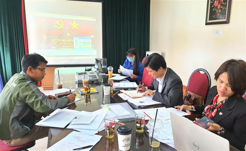 Ban Giám khảo Hội thi chấm phần thi thuyết trình bằng hình thức Video clip. Ảnh Thanh Hồng. Ban Giám khảo Hội thi chấm phần thi thuyết trình bằng hình thức Video clip. Ảnh Thanh Hồng.