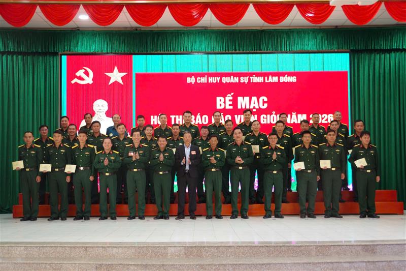 Ban Tổ chức, Ban Giám khảo Hội thi Báo cáo viên, Tuyên truyền viên giỏi năm 2026 cấp Bộ CHQS tỉnh trao giấy chứng nhận cho các thí sinh tham gia Hội thi. Ban Tổ chức, Ban Giám khảo Hội thi Báo cáo viên, Tuyên truyền viên giỏi năm 2026 cấp Bộ CHQS tỉnh trao giấy chứng nhận cho các thí sinh tham gia Hội thi.