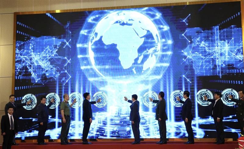 Các đồng chí lãnh đạo Tỉnh ủy, UBND tỉnh, Công an tỉnh bấm nút chính thức vận hành Trung tâm SOC tỉnh Lâm Đồng Các đồng chí lãnh đạo Tỉnh ủy, UBND tỉnh, Công an tỉnh bấm nút chính thức vận hành Trung tâm SOC tỉnh Lâm Đồng