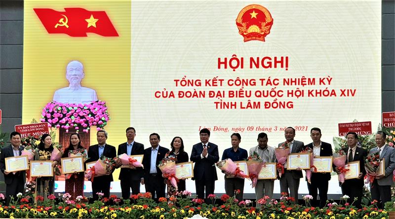 Các tập thể và cá nhân được tặng Bằng khen của UBND tỉnh. Các tập thể và cá nhân được tặng Bằng khen của UBND tỉnh.