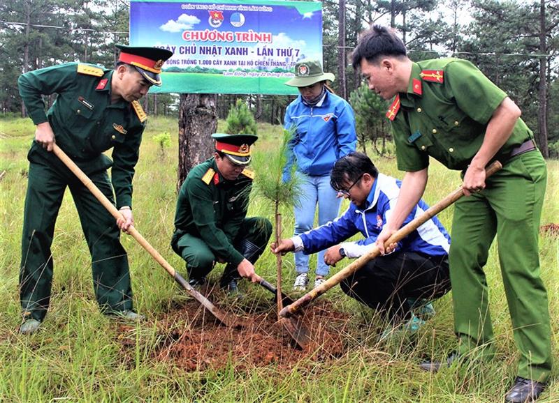 Cán bộ, chiến sĩ và đoàn viên thanh nhiên Đà Lạt ra quân trồng rừng Cán bộ, chiến sĩ và đoàn viên thanh nhiên Đà Lạt ra quân trồng rừng
