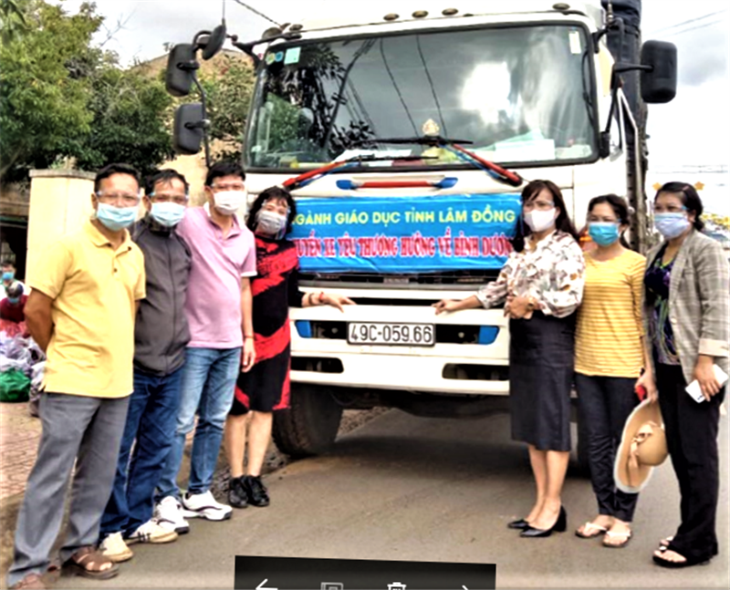 Chuyến xe yêu thương của Ngành Giáo dục Lâm Đồng đến với vùng dịch. Chuyến xe yêu thương của Ngành Giáo dục Lâm Đồng đến với vùng dịch.