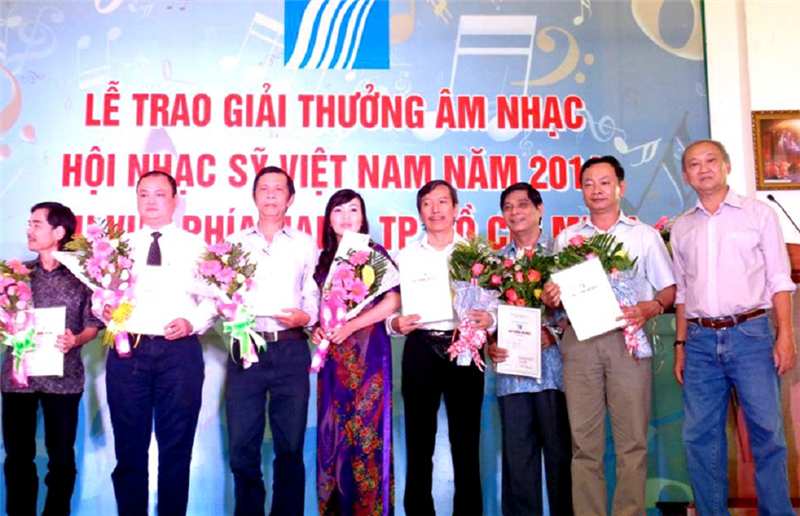 Cô giáo - nhạc sĩ Thu Hường khi nhận Giải thưởng Âm nhạc của Hội NSVN . Ảnh T.D.H. Cô giáo - nhạc sĩ Thu Hường khi nhận Giải thưởng Âm nhạc của Hội NSVN . Ảnh T.D.H.