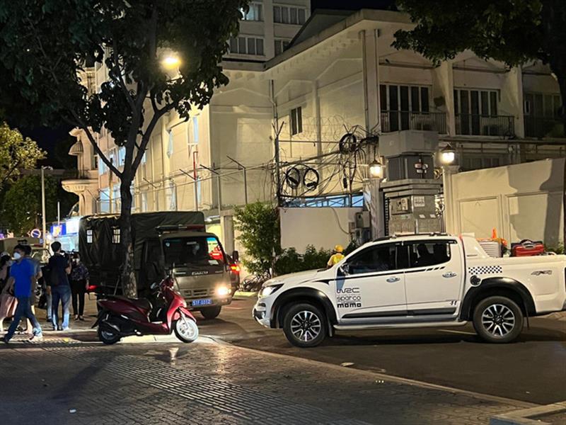 Công an TP HCM thực hiện lệnh khám xét nhà bà Nguyễn Phương Hằng. Công an TP HCM thực hiện lệnh khám xét nhà bà Nguyễn Phương Hằng.