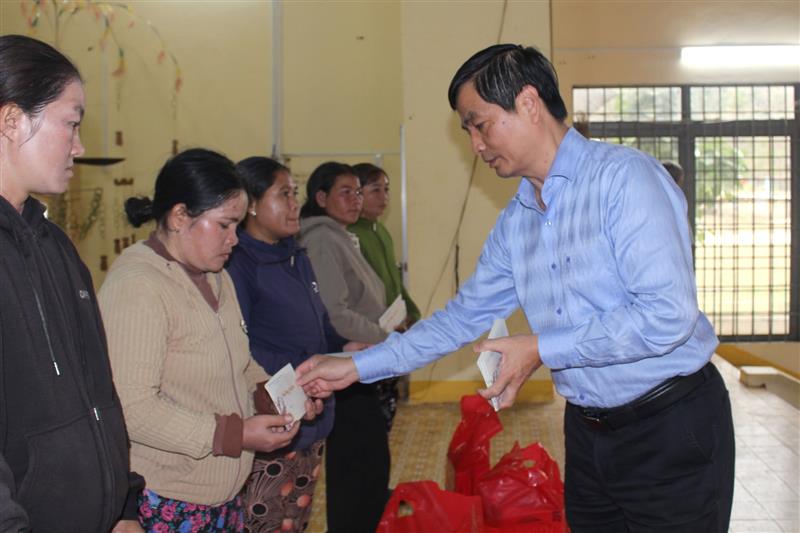Đồng chí Võ Thanh Bình - Ủy viên Ban Thường vụ Tỉnh ủy, Trưởng Ban Tuyên giáo và Dân vận Tỉnh ủy tặng quà các hộ nghèo, cận nghèo của xã Phan Sơn. Ảnh: Báo Lâm Đồng điện tử. Đồng chí Võ Thanh Bình - Ủy viên Ban Thường vụ Tỉnh ủy, Trưởng Ban Tuyên giáo và Dân vận Tỉnh ủy tặng quà các hộ nghèo, cận nghèo của xã Phan Sơn. Ảnh: Báo Lâm Đồng điện tử.
