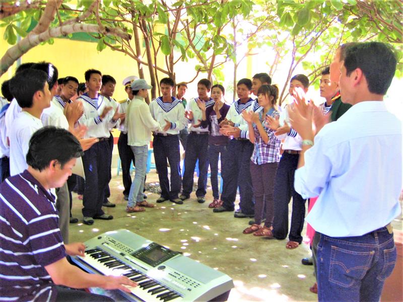 Đội văn nghệ của tỉnh Lâm Đồng giao lưu văn nghệ với chiến sĩ Trường Sa. Đội văn nghệ của tỉnh Lâm Đồng giao lưu văn nghệ với chiến sĩ Trường Sa.