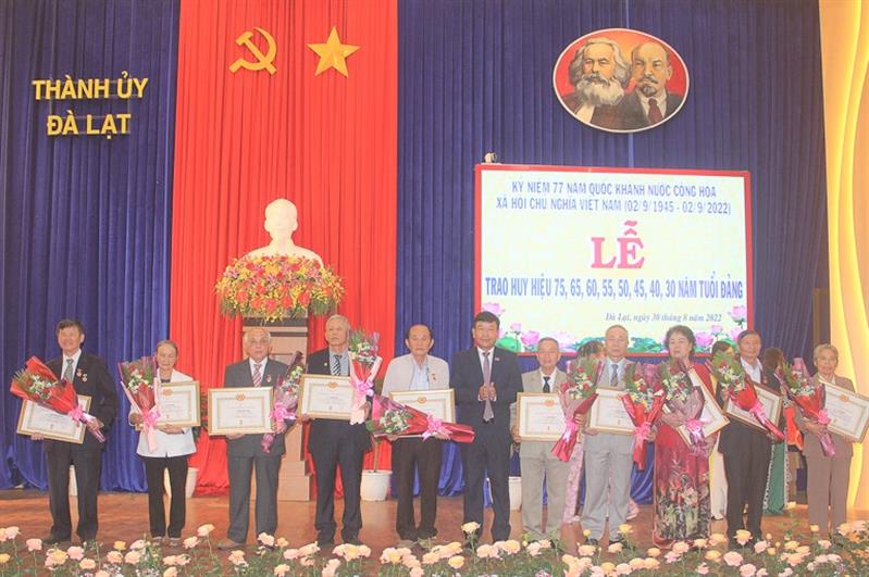 Đồng chí Bùi Thắng - Ủy viên Ban Thường vụ, Trưởng Ban Tuyên giáo Tỉnh ủy trao Huy hiệu 45 tuổi Đảng cho các đảng viên Đồng chí Bùi Thắng - Ủy viên Ban Thường vụ, Trưởng Ban Tuyên giáo Tỉnh ủy trao Huy hiệu 45 tuổi Đảng cho các đảng viên