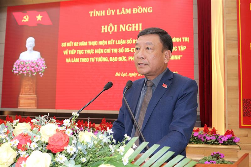 Đồng chí Bùi Thắng - Ủy viên Ban Thường vụ, Trưởng Ban Tuyên giáo Tỉnh ủy báo cáo. Đồng chí Bùi Thắng - Ủy viên Ban Thường vụ, Trưởng Ban Tuyên giáo Tỉnh ủy báo cáo.
