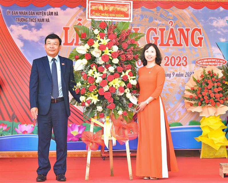 Đồng chí Bùi Thắng - Ủy viên Ban Thường vụ, Trưởng Ban Tuyên giáo Tỉnh ủy tặng hoa chúc mừng Đồng chí Bùi Thắng - Ủy viên Ban Thường vụ, Trưởng Ban Tuyên giáo Tỉnh ủy tặng hoa chúc mừng