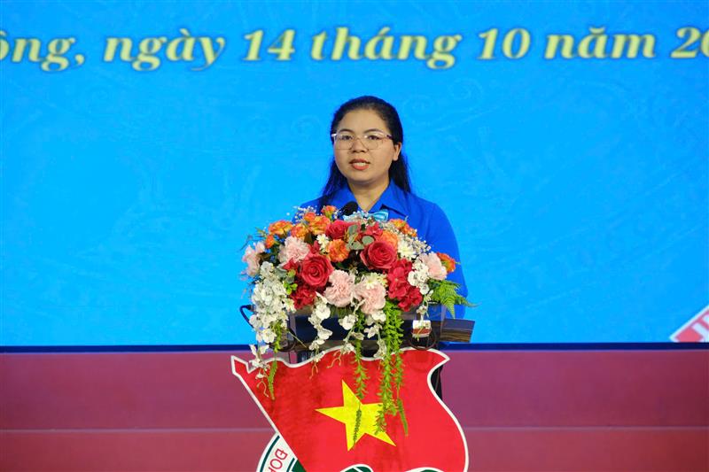 Đồng chí H'Hồng, Phó Bí thư Tỉnh đoàn Lâm Đồng phát biểu tại buổi Hội nghị Đồng chí H'Hồng, Phó Bí thư Tỉnh đoàn Lâm Đồng phát biểu tại buổi Hội nghị