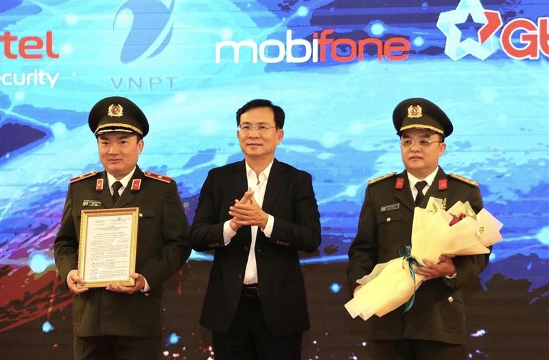 Đồng chí Hồ Văn Mười, Phó Bí thư Tỉnh ủy, Chủ tịch UBND tỉnh trao Quyết định phân công Công an tỉnh Lâm Đồng - đơn vị chuyên trách về an toàn thông tin mạng của tỉnh Đồng chí Hồ Văn Mười, Phó Bí thư Tỉnh ủy, Chủ tịch UBND tỉnh trao Quyết định phân công Công an tỉnh Lâm Đồng - đơn vị chuyên trách về an toàn thông tin mạng của tỉnh