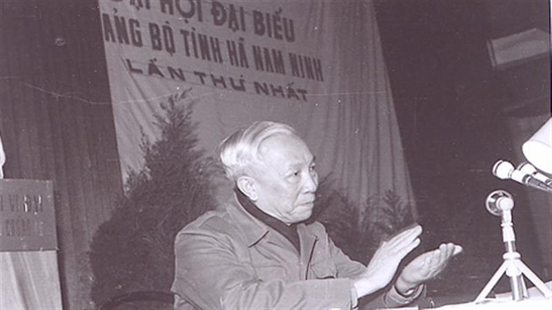 Đồng chí Lê Đức Thọ phát biểu trước Đại hội Đảng bộ tỉnh Hà Nam Ninh lần thứ I - Ảnh tư liệu. Đồng chí Lê Đức Thọ phát biểu trước Đại hội Đảng bộ tỉnh Hà Nam Ninh lần thứ I - Ảnh tư liệu.