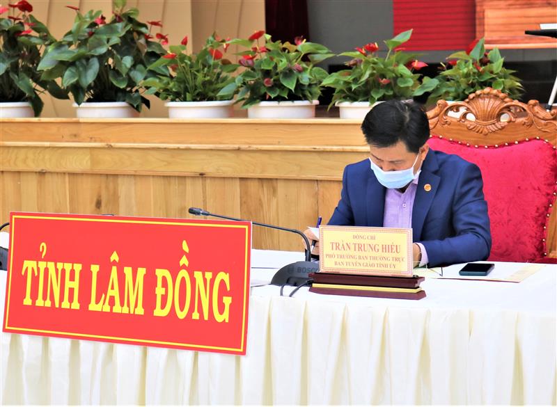 Đồng chí Trần Trung Hiếu, Phó trưởng Thường trực Ban Tuyên giáo Tỉnh ủy. Đồng chí Trần Trung Hiếu, Phó trưởng Thường trực Ban Tuyên giáo Tỉnh ủy.