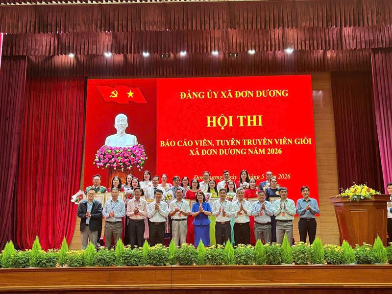 Các đại biểu tham dự và thí sinh Hội thi chụp ảnh lưu niệm. Các đại biểu tham dự và thí sinh Hội thi chụp ảnh lưu niệm.