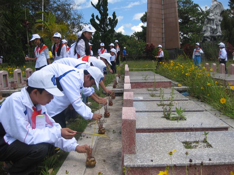 Giáo dục truyền thống cách mạng cho thế hệ trẻ phải bằng những việc làm thiết thực. Ảnh T.D.H Giáo dục truyền thống cách mạng cho thế hệ trẻ phải bằng những việc làm thiết thực. Ảnh T.D.H