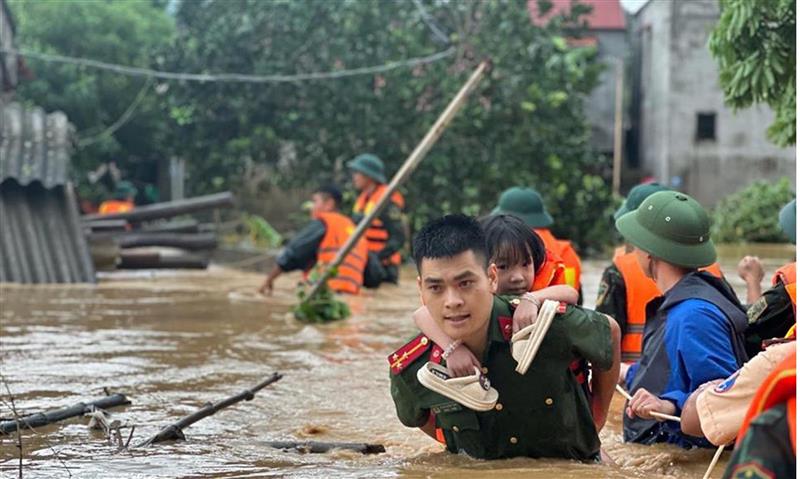 Hình ảnh đẹp của cán bộ, chiến sĩ dầm mình giúp dân trong những bão lũ Hình ảnh đẹp của cán bộ, chiến sĩ dầm mình giúp dân trong những bão lũ