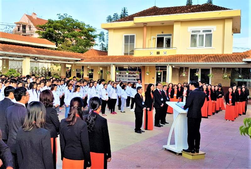 Hình ảnh một buổi chào cờ và sinh hoạt chính trị sáng thứ 2 tại Trường CĐYT Lâm Đồng. Hình ảnh một buổi chào cờ và sinh hoạt chính trị sáng thứ 2 tại Trường CĐYT Lâm Đồng.