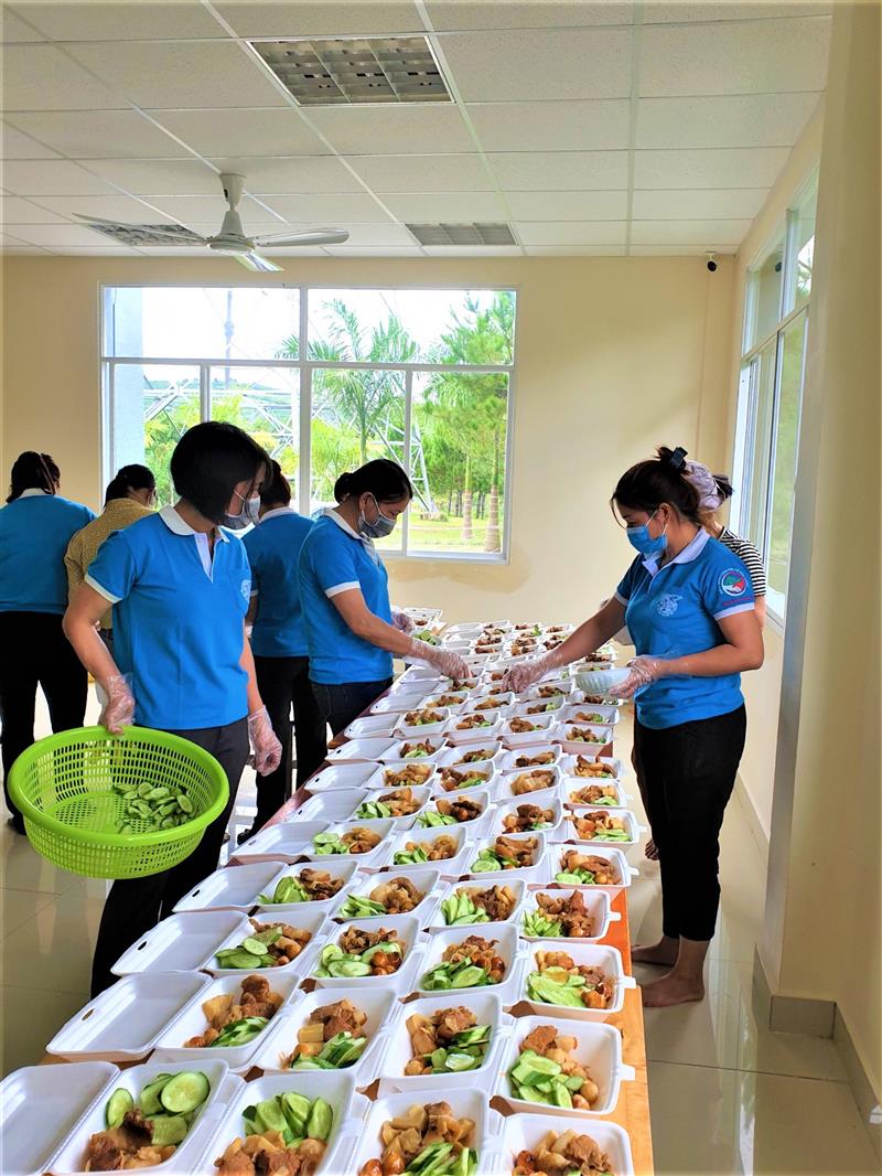 Cán bộ, hội viên tham gia nấu ăn, phục vụ trong các khu cách ly tập trung. Cán bộ, hội viên tham gia nấu ăn, phục vụ trong các khu cách ly tập trung.