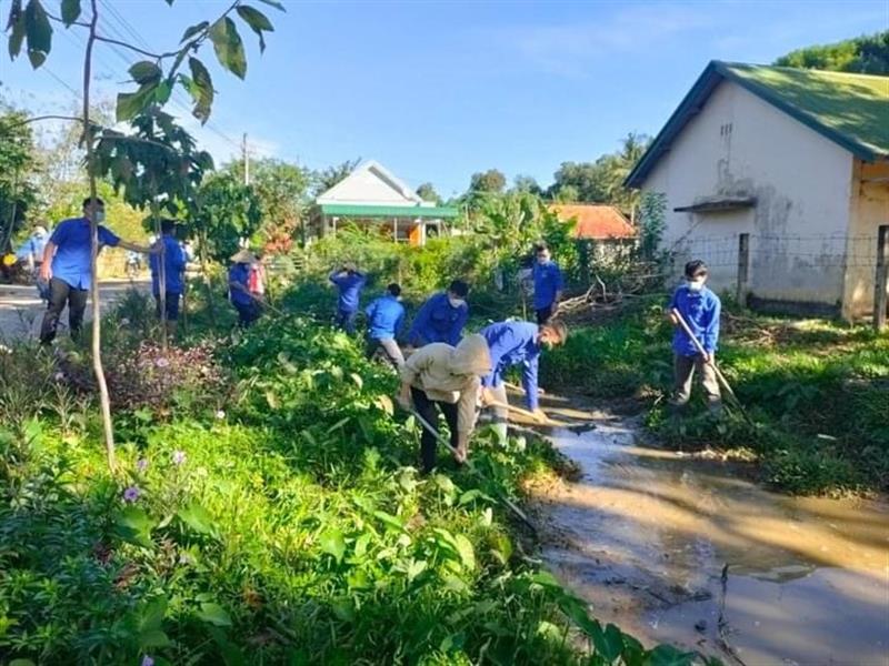 Ra quân bảo vệ môi trường là việc làm thường xuyên của ĐVTN huyện Đạ Tẻh.JPG Ra quân bảo vệ môi trường là việc làm thường xuyên của ĐVTN huyện Đạ Tẻh.JPG