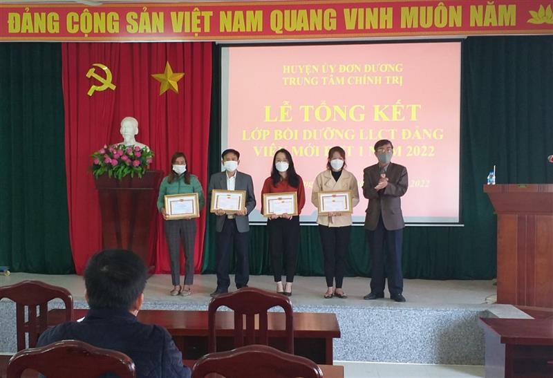 Lễ tổng kết lớp bồi dưỡng đảng viên mới huyện Đơn Dương năm 2022 Lễ tổng kết lớp bồi dưỡng đảng viên mới huyện Đơn Dương năm 2022