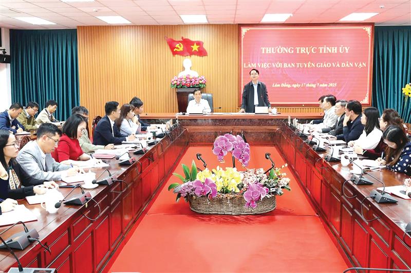 Đồng chí Đặng Hồng Sỹ, Phó Bí thư Thường trực Tỉnh ủy làm việc với Ban Tuyên giáo và Dân vận Tỉnh ủy. Đồng chí Đặng Hồng Sỹ, Phó Bí thư Thường trực Tỉnh ủy làm việc với Ban Tuyên giáo và Dân vận Tỉnh ủy.