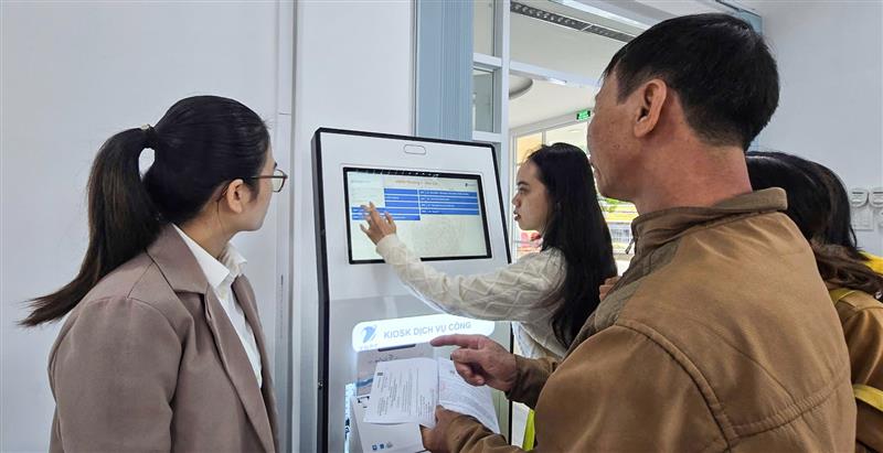 Chủ động đến với dân, xem sự hài lòng của người dân là thước đo của hành chính phục vụ. Ảnh: Cổng thông tin điện tử tỉnh Lâm Đồng. Chủ động đến với dân, xem sự hài lòng của người dân là thước đo của hành chính phục vụ. Ảnh: Cổng thông tin điện tử tỉnh Lâm Đồng.