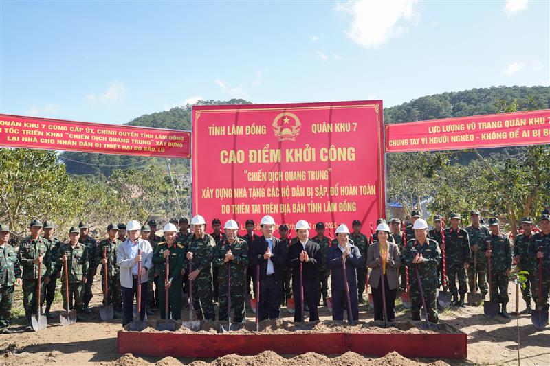 Các đại biểu thực hiện nghi thức cao điểm khởi công “Chiến dịch Quang Trung” xây dựng nhà tặng các hộ dân bị sập, đổ hoàn toàn do thiên tai trên địa bàn tỉnh Lâm Đồng. Ảnh Báo Lâm Đồng điện tử. Các đại biểu thực hiện nghi thức cao điểm khởi công “Chiến dịch Quang Trung” xây dựng nhà tặng các hộ dân bị sập, đổ hoàn toàn do thiên tai trên địa bàn tỉnh Lâm Đồng. Ảnh Báo Lâm Đồng điện tử.