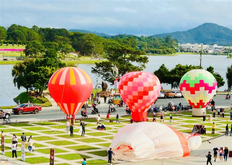 Khính khí cầu đa sắc màu tại Quảng trường Lâm Viên, phường Xuân Hương - Đà Lạt Khính khí cầu đa sắc màu tại Quảng trường Lâm Viên, phường Xuân Hương - Đà Lạt