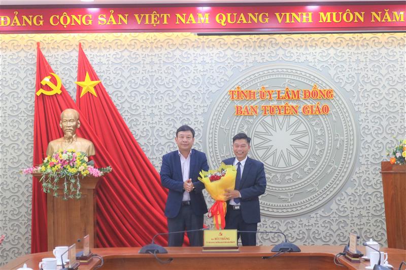 Đồng chí Bùi Thắng, Ủy viên ban Thường vụ, Trưởng Ban Tuyên giáo Tỉnh ủy tặng hoa chúc mừng. Đồng chí Bùi Thắng, Ủy viên ban Thường vụ, Trưởng Ban Tuyên giáo Tỉnh ủy tặng hoa chúc mừng.
