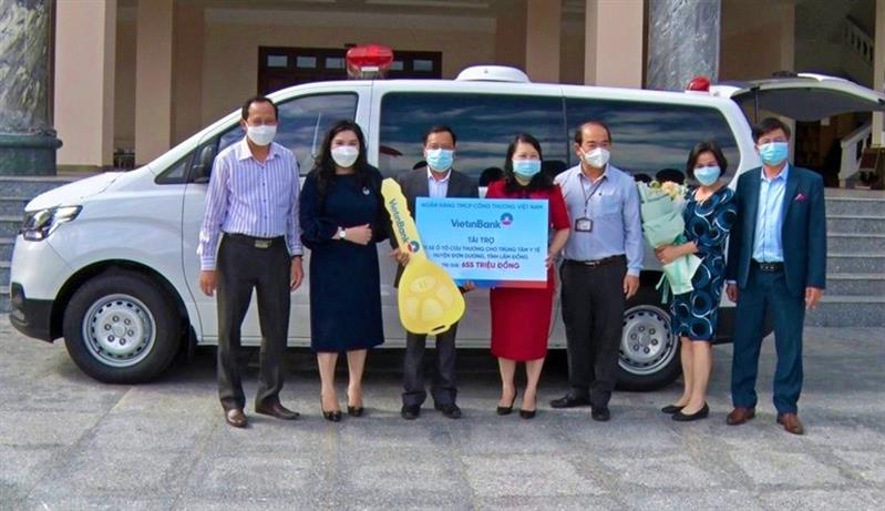 Lãnh đạo huyện Đơn Dương tiếp nhận xe cứu thương do Vietinbank Chi nhánh Lâm Đồng trao tặng Lãnh đạo huyện Đơn Dương tiếp nhận xe cứu thương do Vietinbank Chi nhánh Lâm Đồng trao tặng