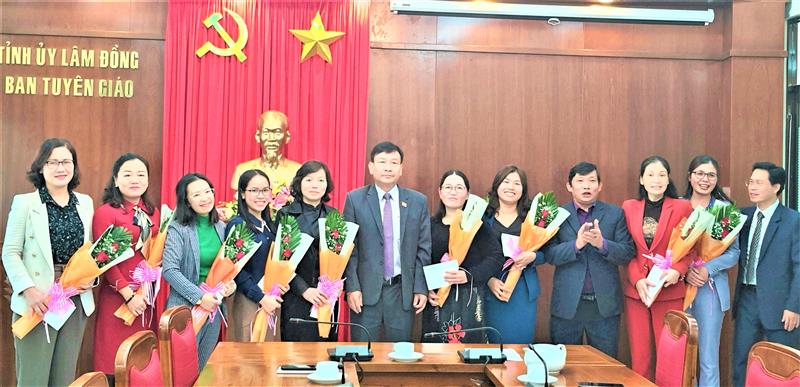 Lãnh đạo và Công đoàn Ban Tuyên giáo Tỉnh ủy tặng hoa cho nữ CBCC cơ quan dịp 8-3. Lãnh đạo và Công đoàn Ban Tuyên giáo Tỉnh ủy tặng hoa cho nữ CBCC cơ quan dịp 8-3.