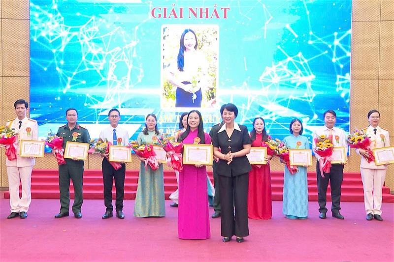 Phó Bí thư Tỉnh ủy, Chủ tịch Ủy ban MTTQ Việt Nam tỉnh Lâm Đồng Phạm Thị Phúc trao giải cho các thí sinh đạt thành tích xuất sắc cấp tỉnh. Phó Bí thư Tỉnh ủy, Chủ tịch Ủy ban MTTQ Việt Nam tỉnh Lâm Đồng Phạm Thị Phúc trao giải cho các thí sinh đạt thành tích xuất sắc cấp tỉnh.