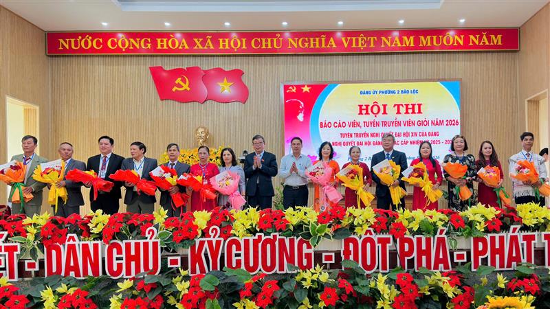 Lãnh đạo phường 2 Bảo Lộc tặng hoa chúc mừng các thí sinh tham gia Hội thi. Lãnh đạo phường 2 Bảo Lộc tặng hoa chúc mừng các thí sinh tham gia Hội thi.